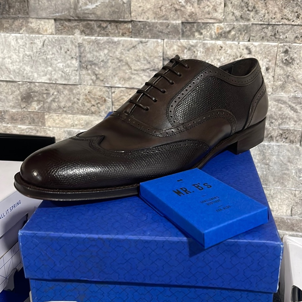 New with additional shoelace